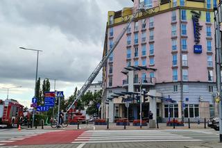 Groza w centrum Warszawy! Desperat wyszedł na dach hotelu Sobieski. Ratujcie go!