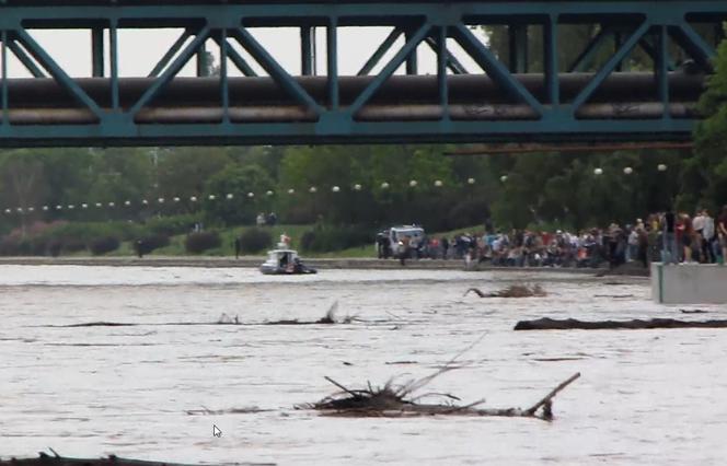 Powódź w Warszawie - zakaz wejścia na wały, tłumy warszawiaków nad Wisłą