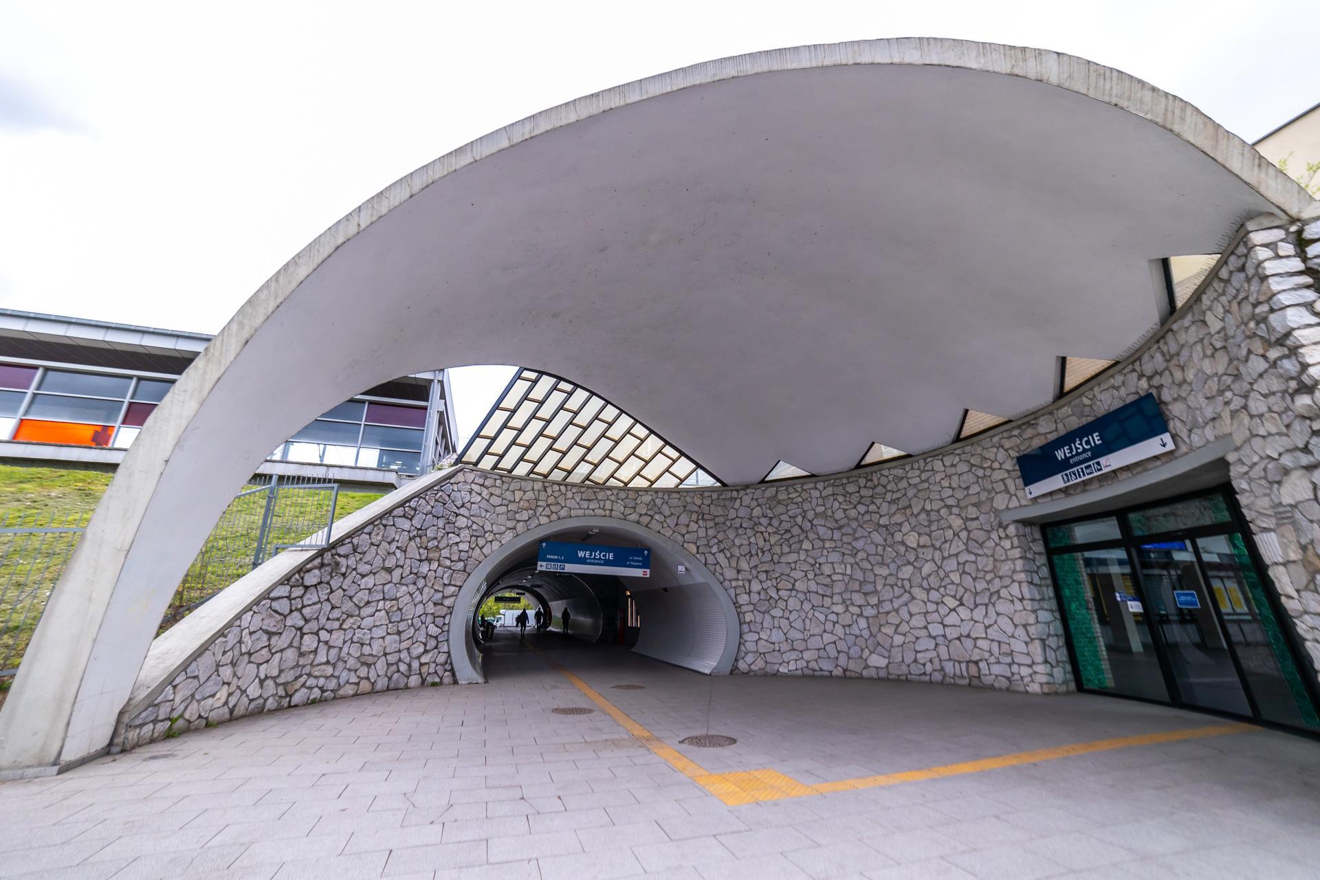 Warszawa Stadion PKP - zdjęcia stacji w kształcie łupiny orzecha