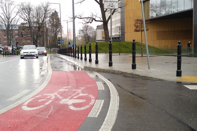 Czerwony kontrapas dla rowerów pojawił się w Lublinie. Jak po nim jeźdźić? [AUDIO]