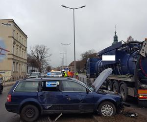 Wypadek na Jana Pawła II w Lesznie. Kierowca osobówki przejechał przez barierki