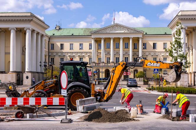 Prace przy zazielenianiu pl. Bankowego w Warszawie