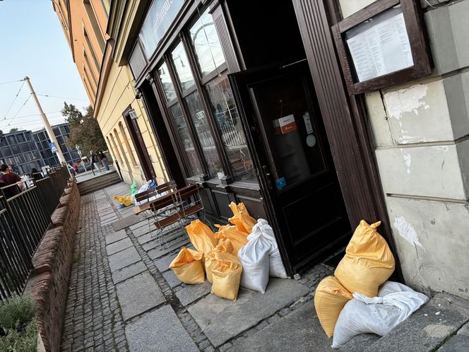 Wrocław szykuje się na powódź. W centrum wszędzie leżą worki z piaskiem