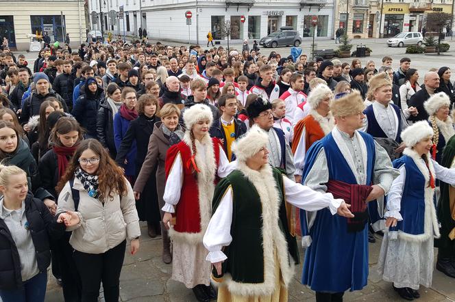 Maturzyści z Nowego Sącza zatańczyli poloneza na Ryku 