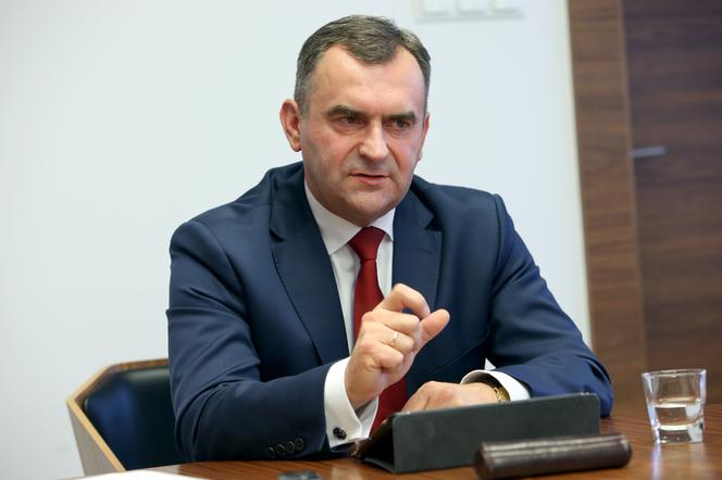 Trzaskowski ściąga ministra do śmieci