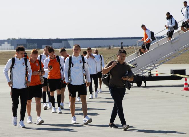 Piłkarze Szachtara Donieck z Ukrainy wylądowali na lotnisku w Jasionce [GALERIA]