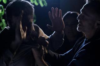 M jak miłość, odcinek 1811: Magda (Anna Mucha), Andrzej Budzyński (Krystian Wieczorek), Dima (Michaił Pszeniczny)