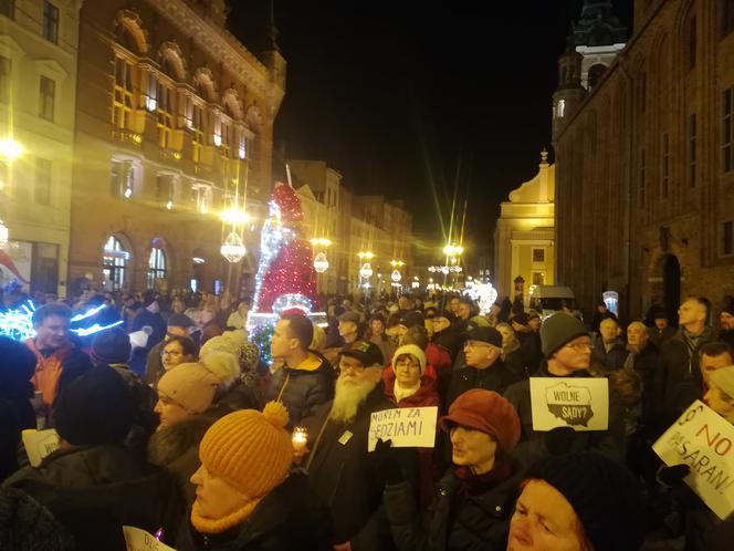 Manifestacja w obronie sądownictwa na Rynku Staromiejskim w Toruniu