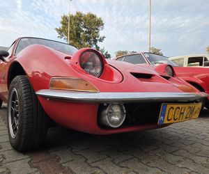 Klasyczna motoryzacja znów zachwyciła Bydgoszcz. „Bydgoskie Klasyki Nocą” przy Torbydzie