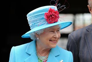 Królowa Elżbieta II przez telefon rozmawia tylko z DWIEMA osobami. Z kim?