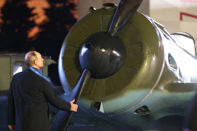 Putin poszedł obejrzeć wystawę broni. Zablokowali miasto, potem zaśpiewał mu chór