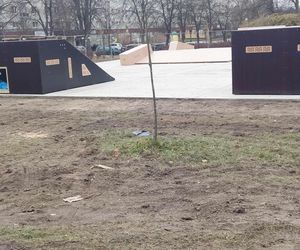 Skate Park Starachowice. Większość urządzeń już zamontowano