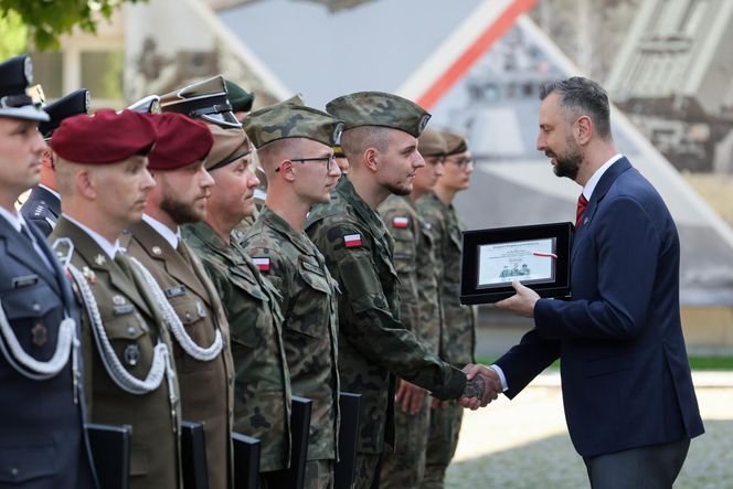Szef MON wręczył odznaczenia żołnierzom