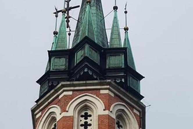 Ogromny, kilkusetkilogramowy krzyż wisi nad ulicą Św. Jana w Przemyślu! 
