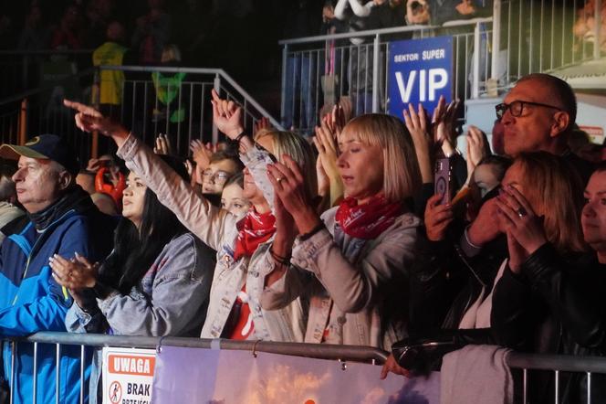 Publiczność na koncercie Lady Pank i Myslovitz na Kadzielni w Kielcach