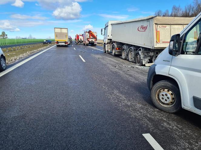 Wypadek z udziałem ciężarówki na trasie S7. Ranny kierowca auta osobowego