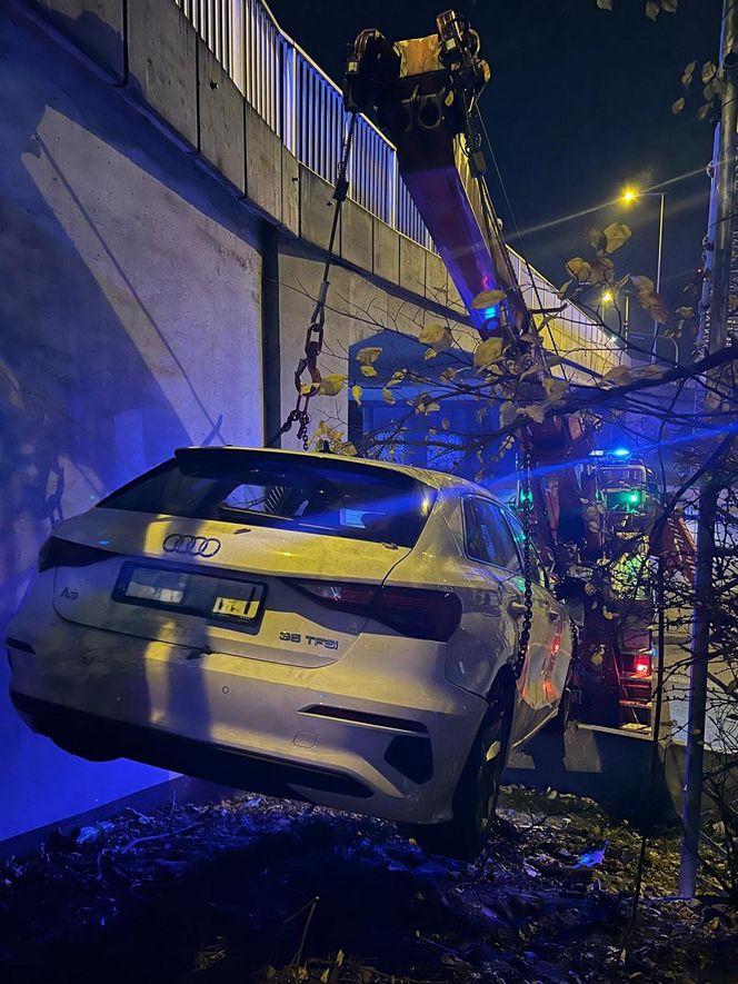 Samochód spadł z wiaduktu trasy S8