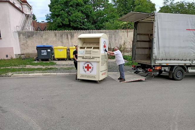 W Pieniężnie pojawiły się kolejne pojemniki PCK do zbiórki używanej odzieży