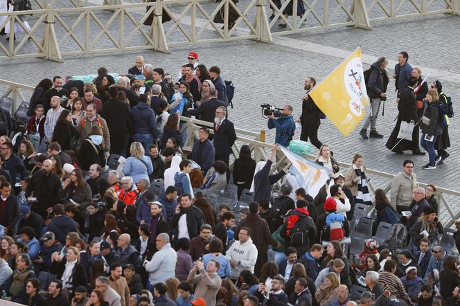 Ostatnie chwile przed pogrzebem Franciszka. Tłumy wiernych na pl. św. Piotra