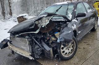 Polna. Opel uderzony przez inny samochód wpadł do potoku