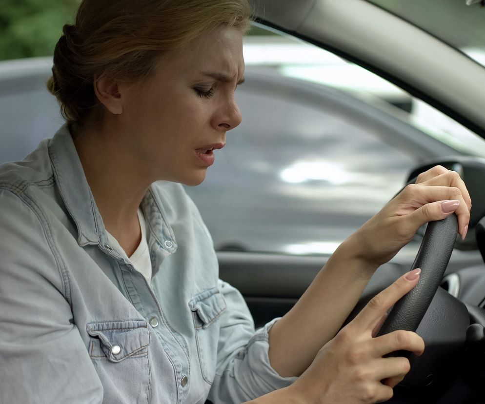 44-latka doznała udaru za kierownicą. Choć stanęła na środku ruchliwej drogi, nikt jej nie pomógł