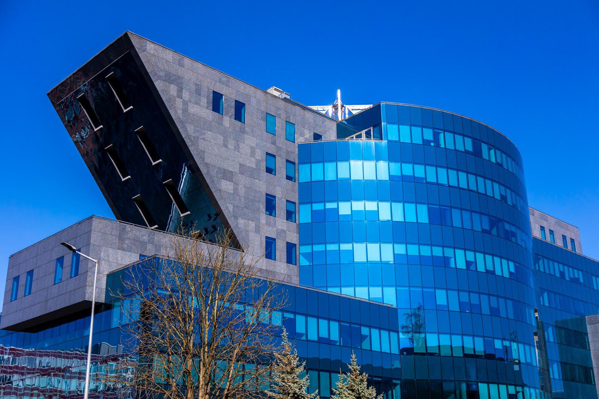 Biurowiec w kształcie czajnika stoi w Warszawie - zdjęcia. Zobacz, jak wygląda