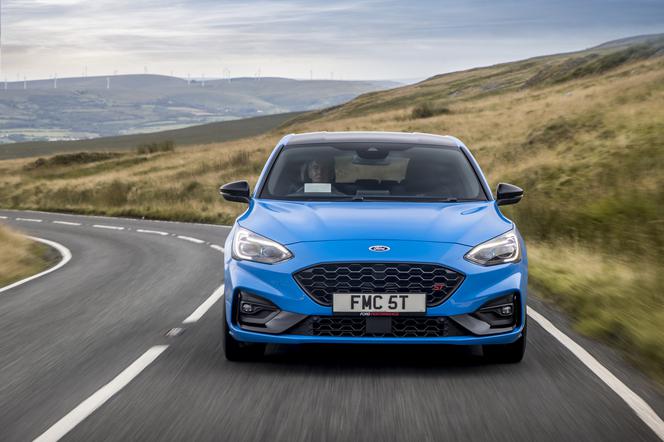 Ford Focus ST Edition jeździ jeszcze lepiej. Ma regulowane zawieszenie i lżejsze koła