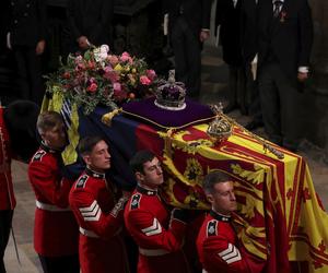 Trumna z Królową przybyła do Westminsteru