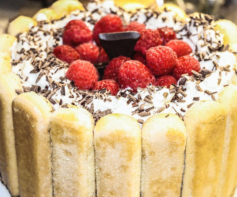 Czekoladowy sernik bez pieczenia. Zasmakuje miłośnikom tiramisu