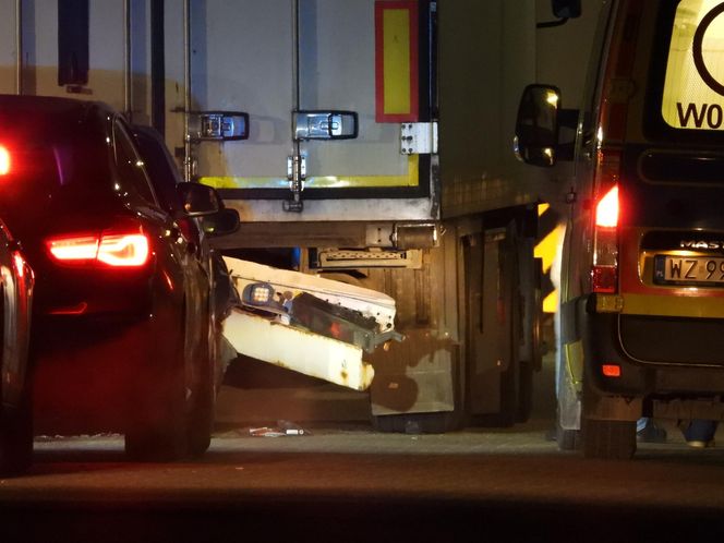 Kierowca toyoty nie przeżył potwornego uderzenia. Jego auto wbiło się w tył naczepy. Policjanci nie wykluczają jednego…
