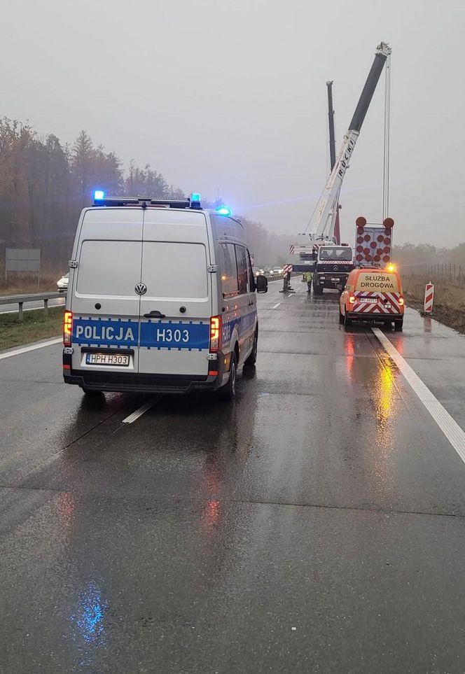 Powiat Garwoliński: na S17 naczepa zjechała do rowu, rozrzucając metalowe belki mostowe