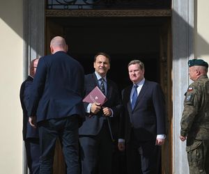 Chiński szef MSZ Wang Yi w Polsce. Spotyka się z Sikorskim i Nawrockim