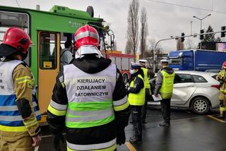 Poznań: Zderzenie tramwaju z samochodem. Kierowca ZAKLESZCZONY w aucie! 