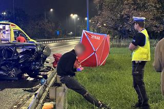 Tragiczny wypadek na Trasie Łazienkowskiej. Volkswagen wbił się w auto rodziny z dziećmi. Jedna osoba nie żyje