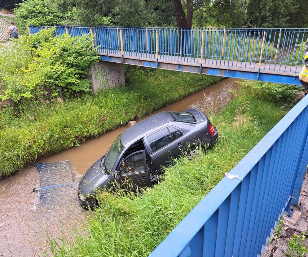 Skoda zanurkowała w Wątoku. Utrudnienia na ważnej trasie wylotowej z Tarnowa