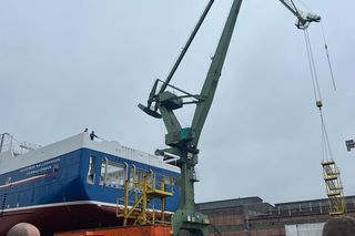 Tyłem zsunął się do wody! Zobaczcie zdjęcia z widowiskowego wodowania 75-metrowego statku rybackiego