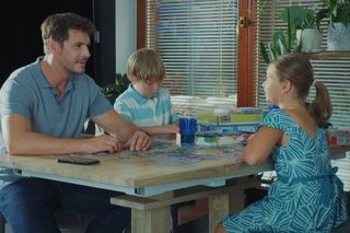 	M jak miłość odc. 1838. Marcin (Mikołaj Roznerski), Szymek (Staś Szczypiński), Maja (Laura Jankowska)