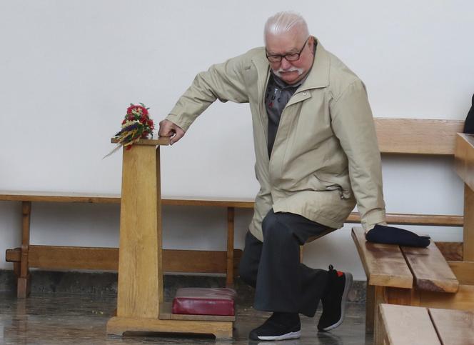 Lech Wałęsa z palemką na mszy w kościele