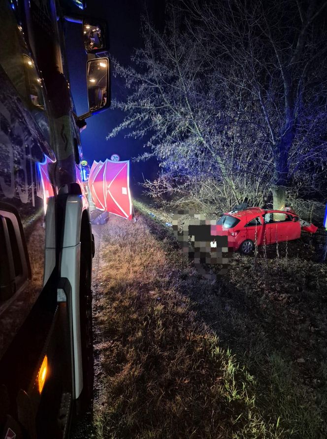 Huknął oplem w drzewo, pień przepołowił auto. Tragedia w Nowym Dworze Mazowieckim