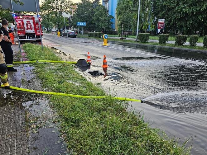 Kilkaset interwencji strażaków po nawałnicach. IMGW ostrzega przed kolejnymi burzami