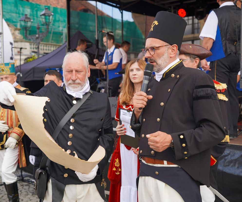 Mężczyźni w historycznych mundurach górniczych podczas uroczystości. O obchodach 500-lecia Tarnowskich Gór przeczytasz na SE.