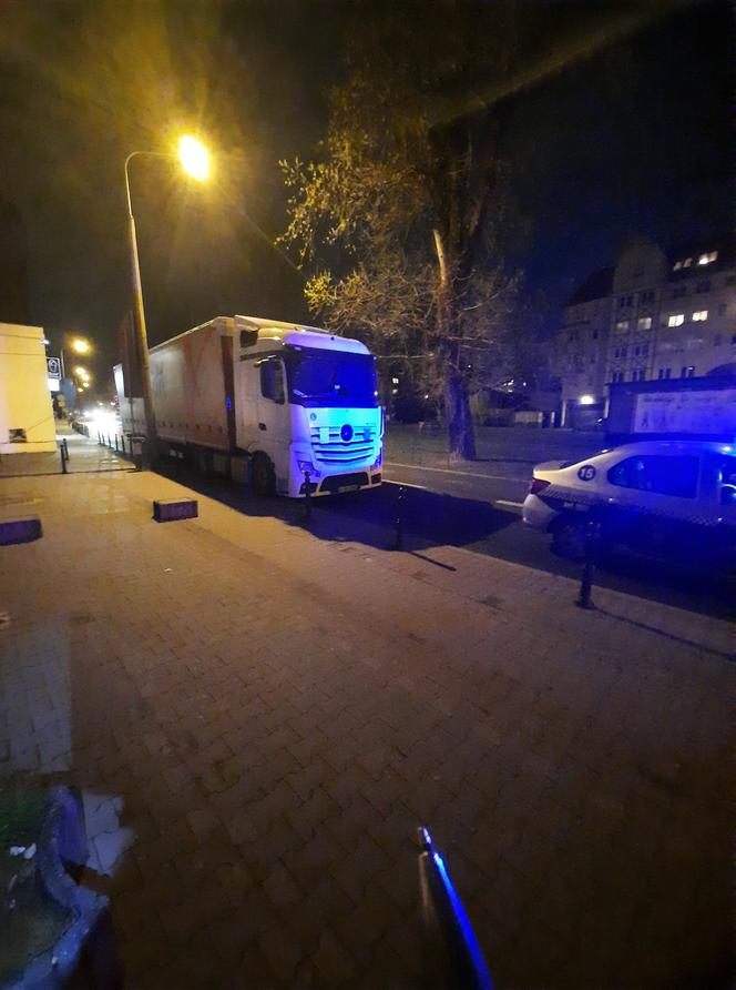 Poznań: Zaparkował tira i zasnął! Mandat był nieunikniony! "Pauza po turecku"