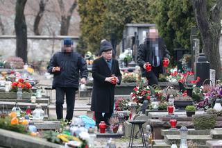 Prezes zawiózł choinkę na grób mamy