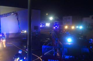 Nocny pożar marketu pod Kaliszem! W środku eksplodowały fajerwerki [ZDJĘCIA]