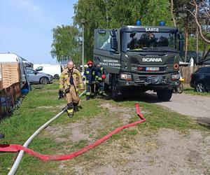 Pożar na kempingu w Jastarni! Turyści musieli uciekać od szalejącego ognia. Spłonęły dwie przyczepy