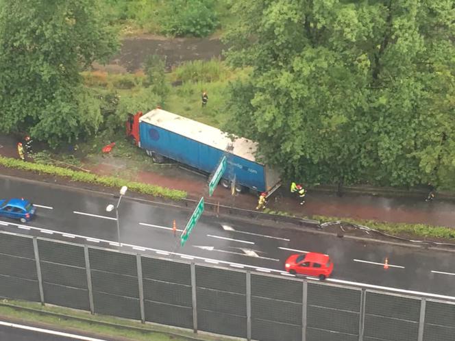 Teraz wypadek w Katowicach: Ciężarówka przebiła bariery i wjechała na chodnik!