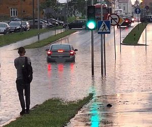 Koszmarne skutki niszczycielskiej nawałnicy. Woda wdarła się do domów, zatopione auta
