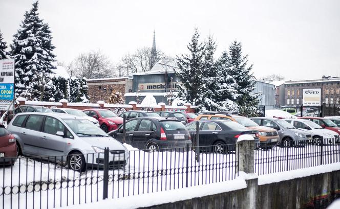 Nielegalny parking w rejonie Rawy. Kierowcy nadal mogą tam parkować za darmo 