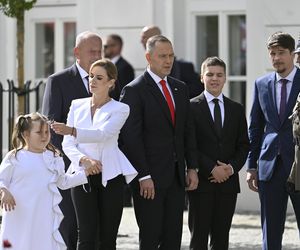 Wiadomo, gdzie się stroi Kasia Nawrocka. Chodzi tam z mamą. To nasza najsłodsza klientka