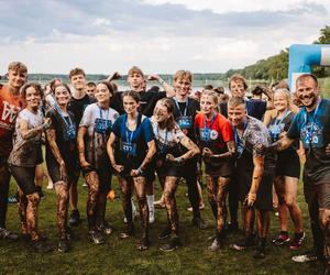 Festiwal Życia w Kokotku. Zdjęcia z czwartego dnia imprezy. Bieg Festiwalowicza i biskup w błocie